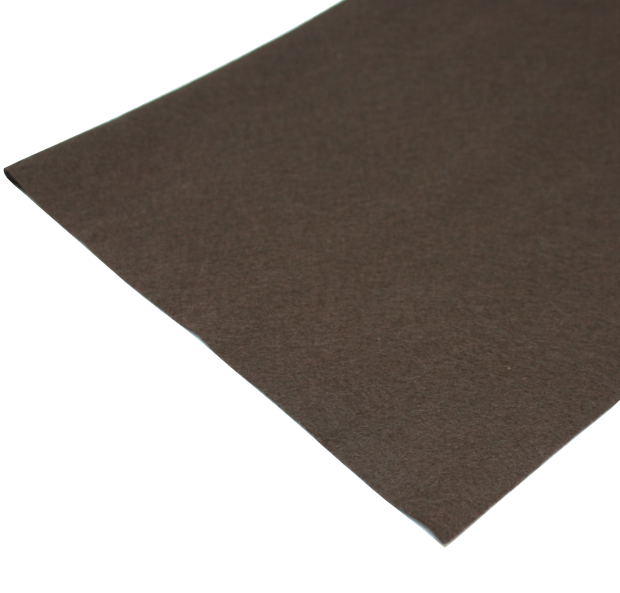 Coupon de tissu feutre anti-oxydant Marron pour recouvrir les couverts (non adhésif) 70 x 45 cm.. Coupon de tissu de protection marron anti-oxydant pour couvrir et protéger les couverts en argent massif ou en métal argenté de l'air et de la lumière. Afin de prévenir la détérioration de vos pièces d?argent et de garantir le maintien de leurs éclats, voici le coupon de tissu feutre anti-oxydant qui pourra couvrir la base de votre tiroir. Le tissu est spécialement traité pour protéger votre couvert en argent massif ou en métal-argenté contre l?oxydation que peut apporter l?air, l?humidité et la lumière. Il peut être utilisé pour tapisser ou recouvrir vos tiroirs. Il est très facile à poser puisque ce modèle est non adhésif. Cette propriété permet de faciliter sa manipulation. Le tissu est comme une housse protectrice pour votre argenterie ou orfèvrerie. Ce modèle a une dimension de 70 cm x 45 cm. Il vous est possible de faire une découpe du tissu afin de correspondre parfaitement à vos besoins. Sa pose est très simple puisqu?il ne vous suffira que de bien faire vos repérages puis de le poser sur le fond du tiroir ou de le poser au dessus de vos couverts pour les recouvrir. Cette gamme est en couleur marron. D?autres modèles et coloris sont également disponibles, ainsi que du tissu adhésif. Coupon de tissu feutre anti-oxydant Marron pour recouvrir les couverts (non adhésif) 70 x 45 cm.. Coupon de tissu de protection marron anti-oxydant pour couvrir et protéger les couverts en argent massif ou en métal argenté de l'air et de la lumière. Afin de prévenir la détérioration de vos pièces d?argent et de garantir le maintien de leurs éclats, voici le coupon de tissu feutre anti-oxydant qui pourra couvrir la base de votre tiroir. Le tissu est spécialement traité pour protéger votre couvert en argent massif ou en métal-argenté contre l?oxydation que peut apporter l?air, l?humidité et la lumière. Il peut être utilisé pour tapisser ou recouvrir vos tiroirs. Il est très facile à poser puisque ce modèle est non adhésif. Cette propriété permet de faciliter sa manipulation. Le tissu est comme une housse protectrice pour votre argenterie ou orfèvrerie. Ce modèle a une dimension de 70 cm x 45 cm. Il vous est possible de faire une découpe du tissu afin de correspondre parfaitement à vos besoins. Sa pose est très simple puisqu?il ne vous suffira que de bien faire vos repérages puis de le poser sur le fond du tiroir ou de le poser au dessus de vos couverts pour les recouvrir. Cette gamme est en couleur marron. D?autres modèles et coloris sont également disponibles, ainsi que du tissu adhésif.